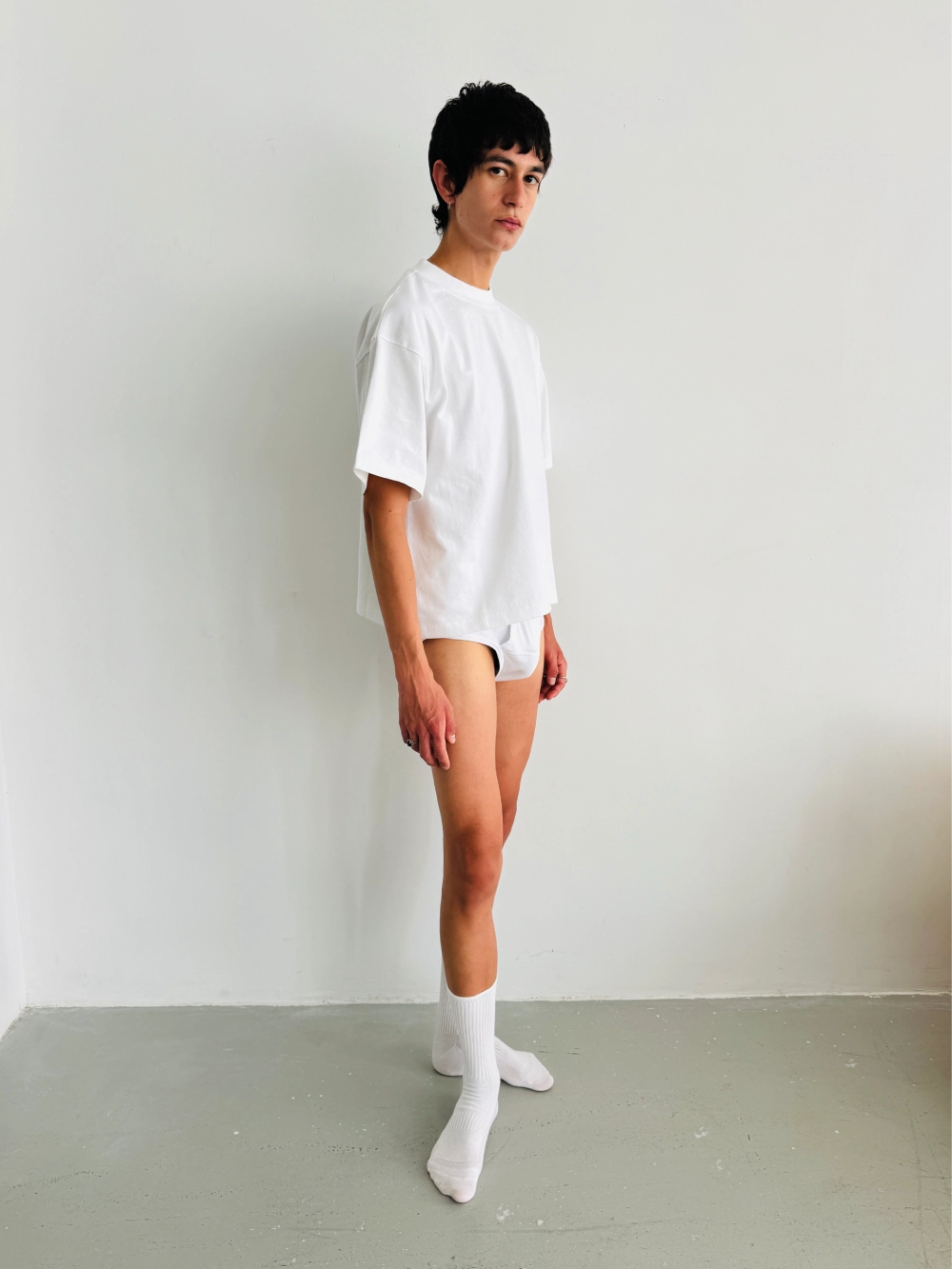BASIC WHITE CROPPED TEE