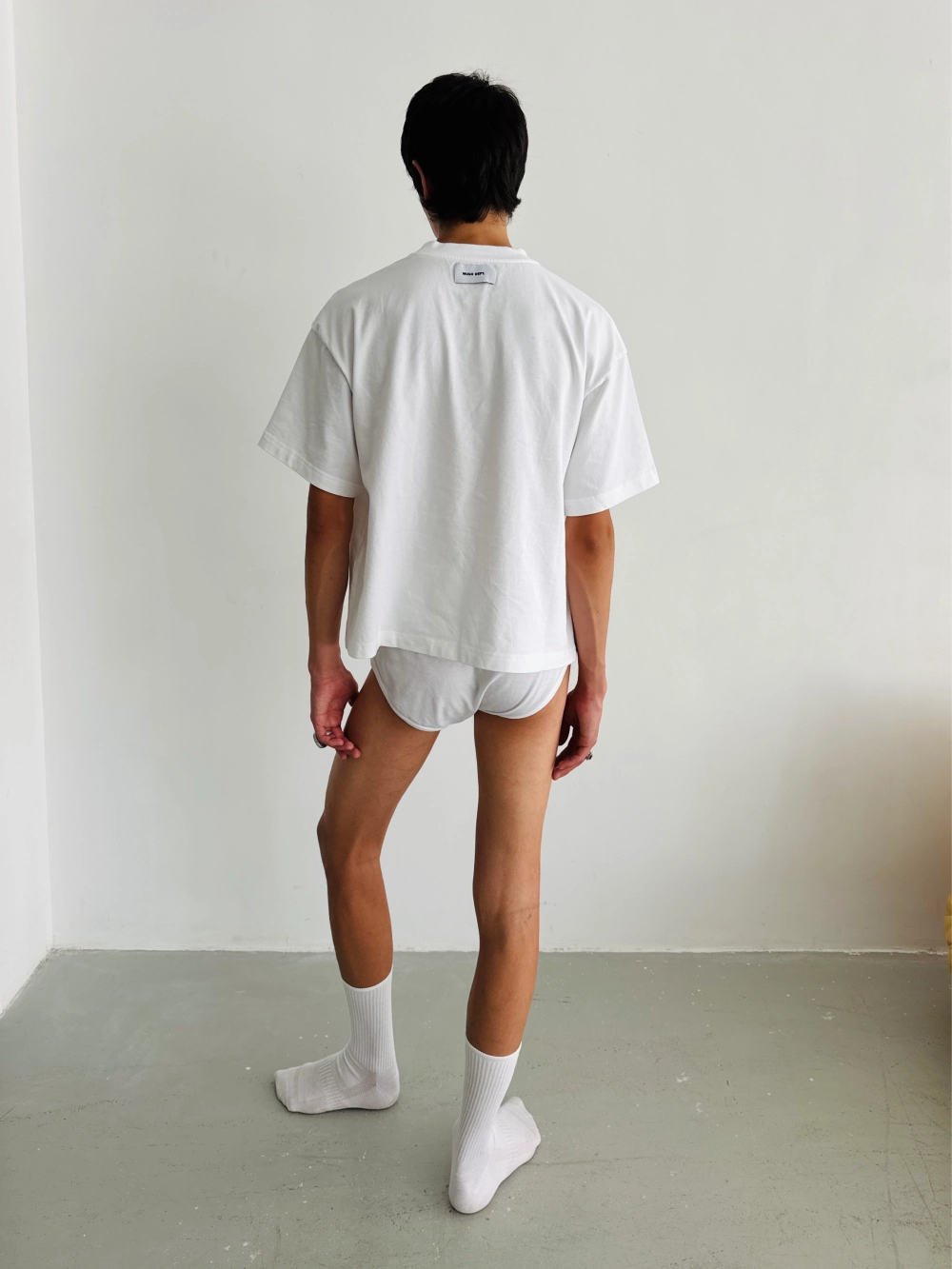 BASIC WHITE CROPPED TEE