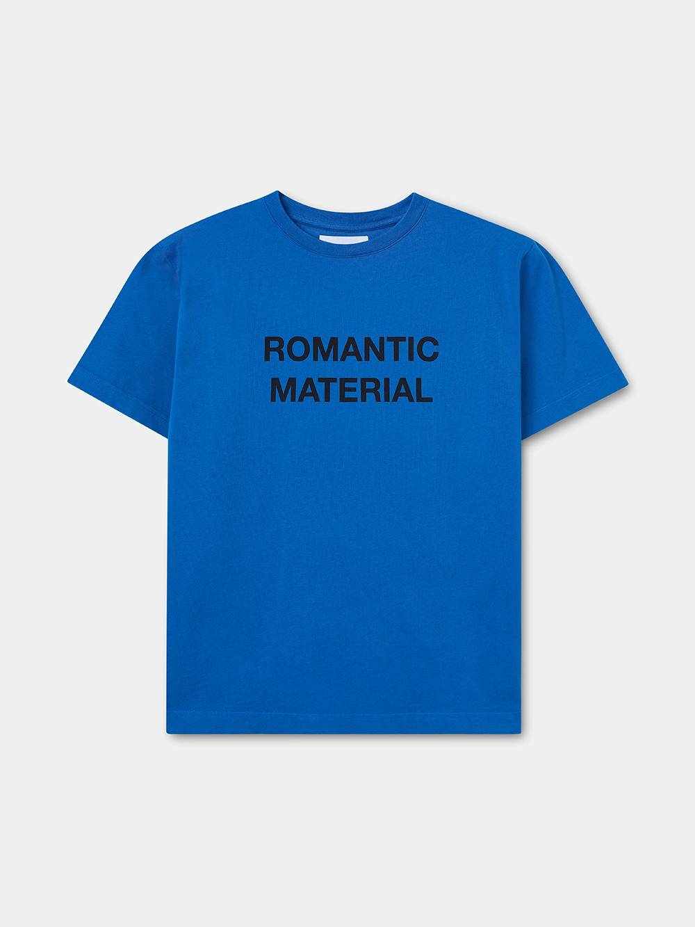 *model-* REGULAR FIT